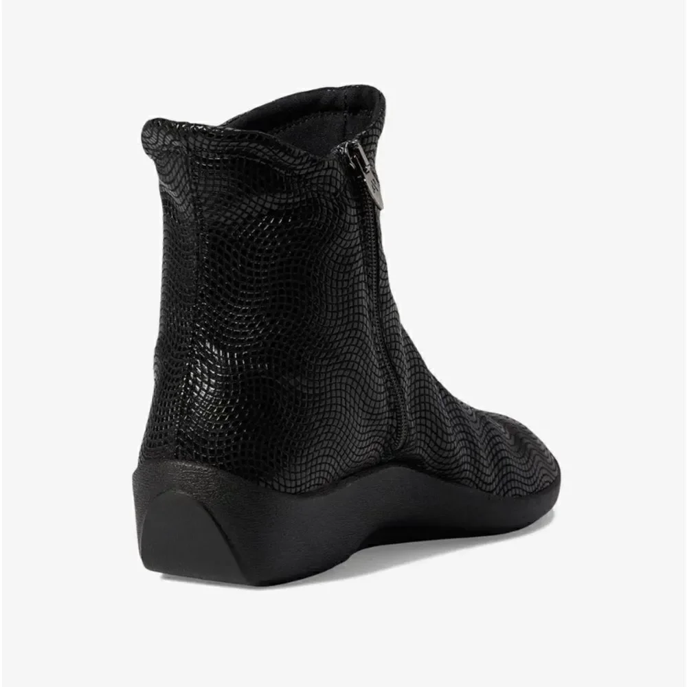 ARCOPEDICO Women’s Croc Shoes in the Size 41/9.5-10 US Size in Black Color